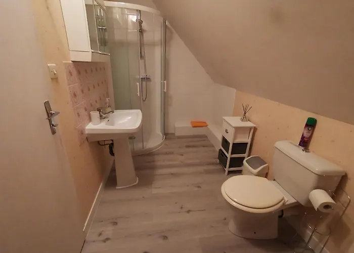 Chez Nous سارلا لا كانيدا